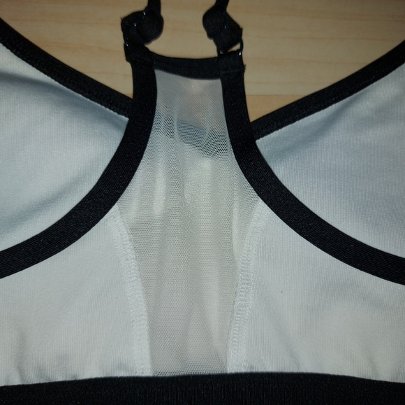 PINK Victoria's Secret Ultimate Sports Bra - Picture 5 of 8